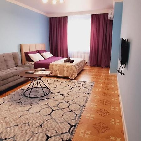 Уютная Квартира С Хорошим Расположением И Интернетом Almaty Bagian luar foto