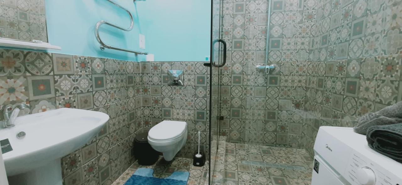 Уютная Квартира С Хорошим Расположением И Интернетом Almaty Bagian luar foto